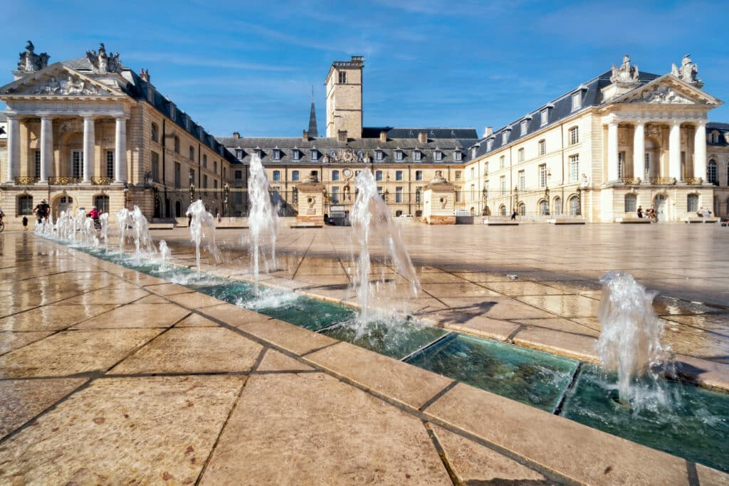 Visiter la ville de Dijon avec le parcours audio immersif de Commines. Les secrets de la ville des Ducs de Bourgogne se révèlent sous vos pas.